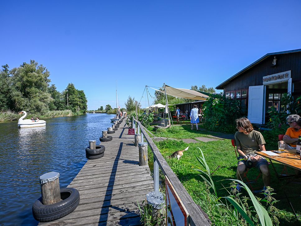 Blick auf das Gasthaus "Moorbauer" direkt an der Peene