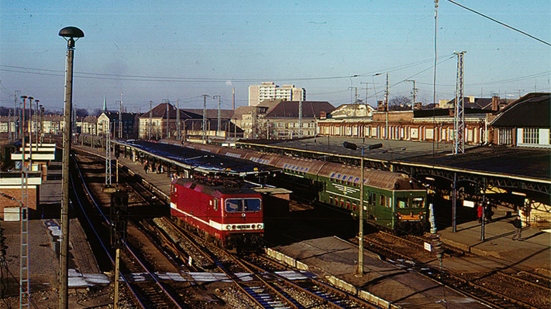 Eine alte S-Bahn, fotografiert von der Fußgängerbrücke in Rostock Hbf