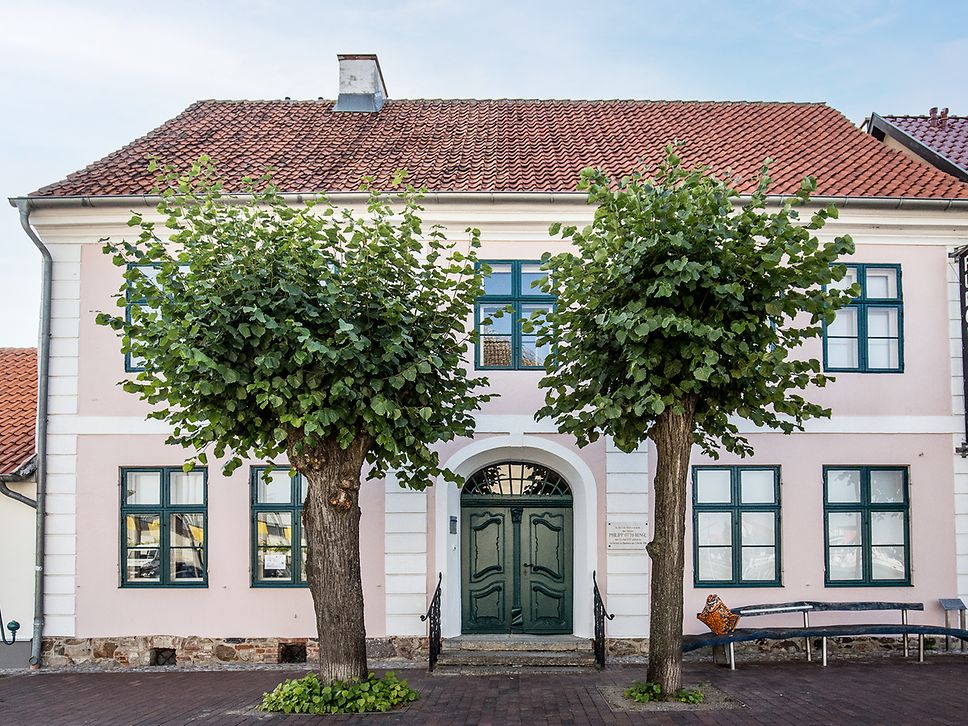 Blick auf die hellrosa Fassade des Wolgaster Rungehauses, Geburtshaus des Romantikers Philipp Otto Runge
