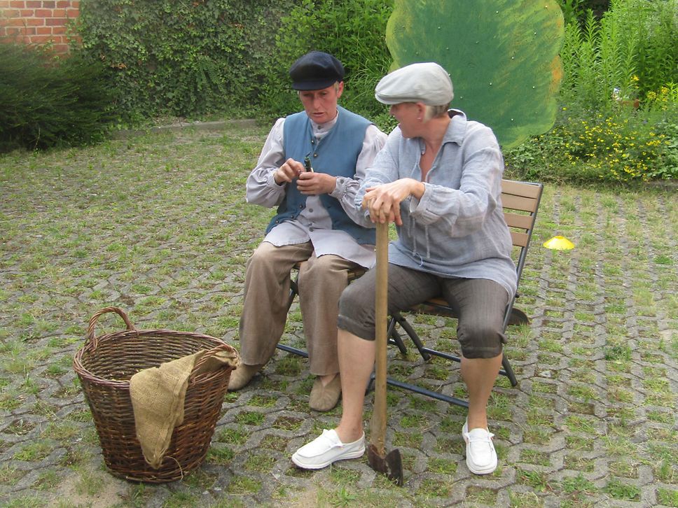 Laiendarsteller in historischen Kostümen in Stavenhagen