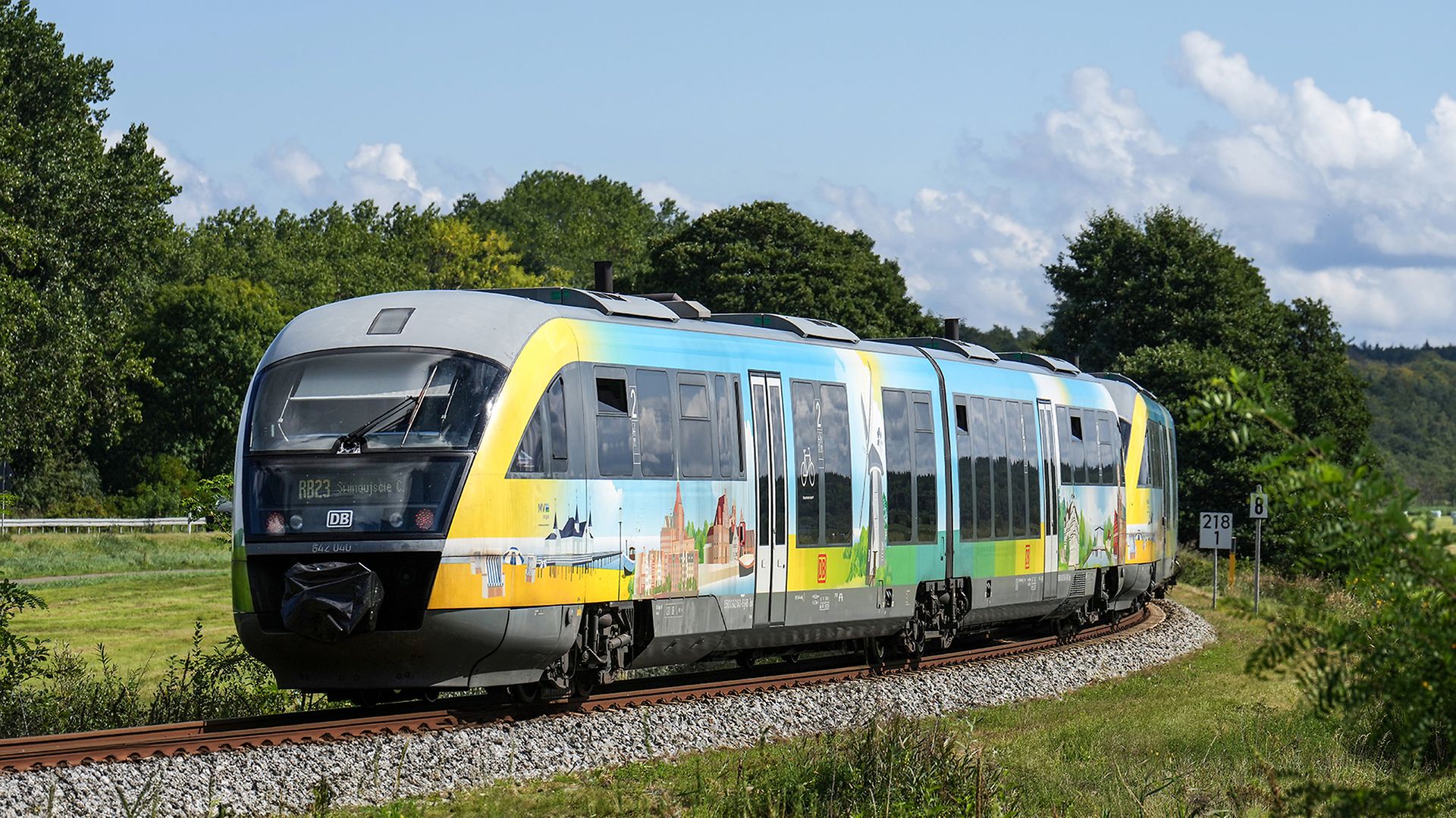 Ein mit MV-Motiven folierter Regionalzug ist auf der Insel Usedom unterwegs