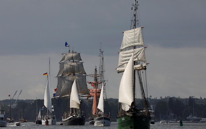 Große und kleine Segelboote auf der Ostsee bei Rostock
