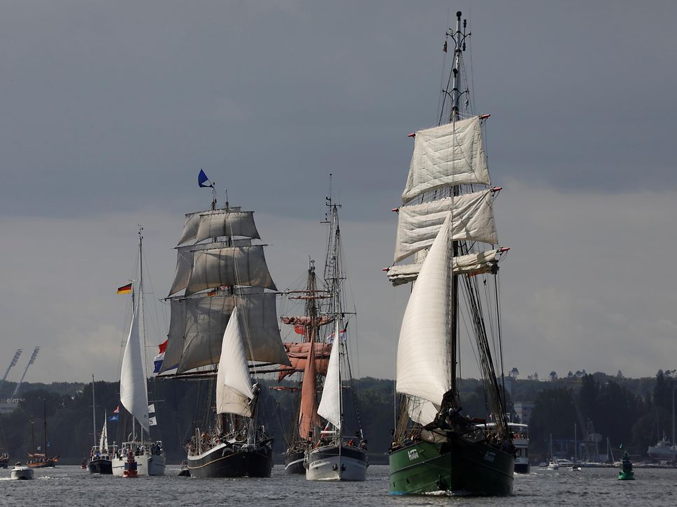 Große und kleine Segelboote auf der Ostsee bei Rostock