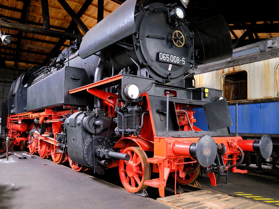 Blick auf alte Dampflokomotive von 1955 im Lokschuppen Pasewalk