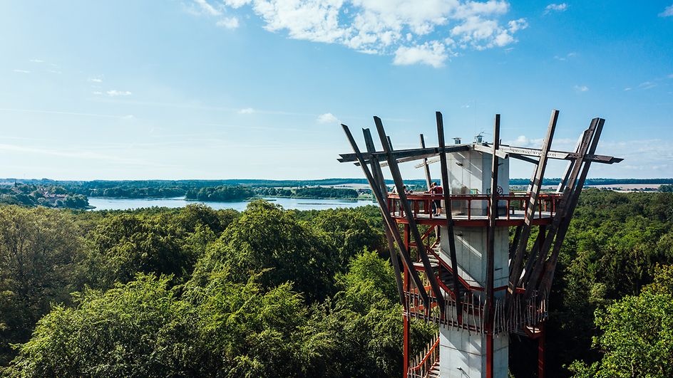 Turm mit Aussichtsplattform vor Wald und See in Ivenack