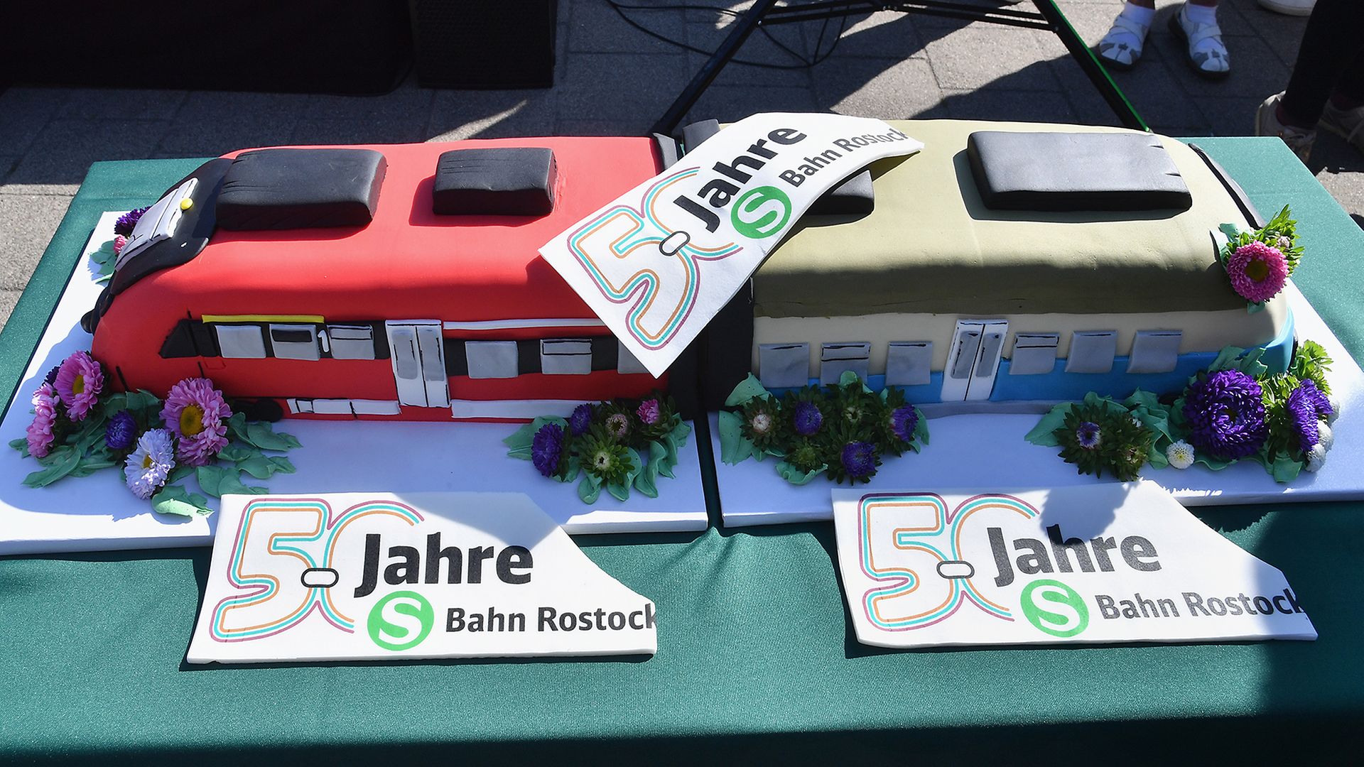 Eine Torte in Form der S-Bahn mit Schriftzug "50 Jahre S-Bahn Rostock"