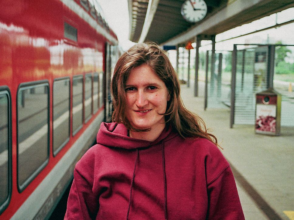 Portrait von Carina Sucker vor einem roten S-Bahn-Zug