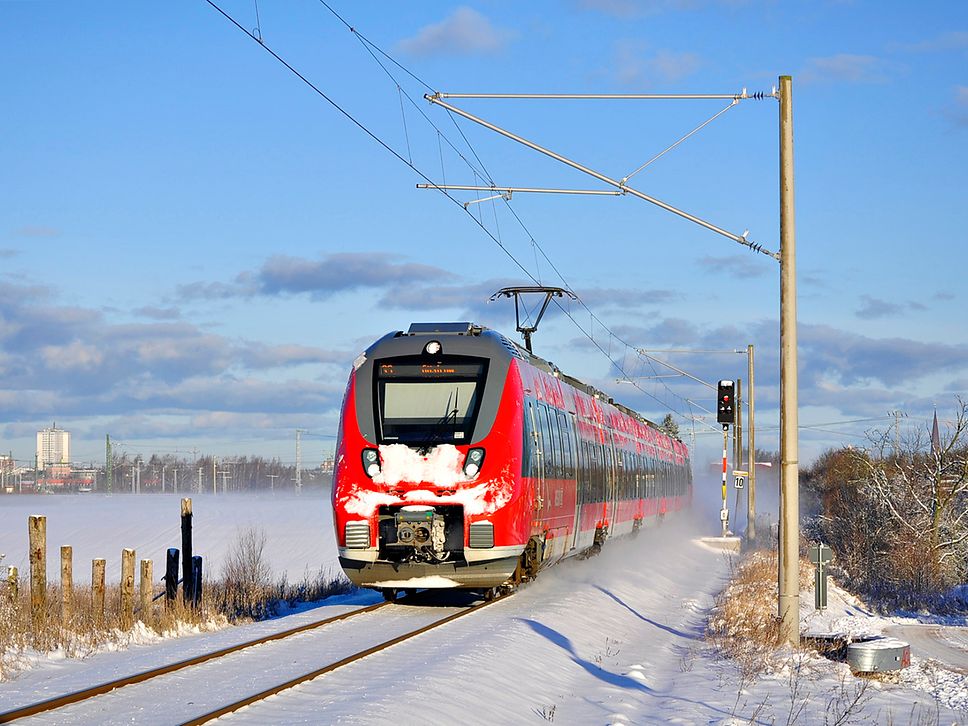 Ein roter S-Bahn-Zug im Schnee