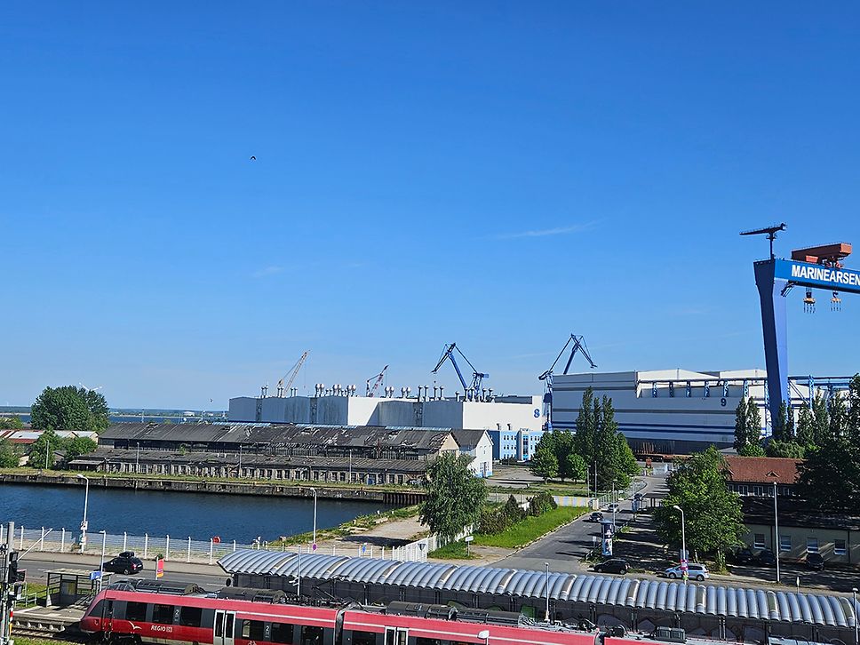 S-Bahnhof Warnemünde-Werft vom Hotel DockInn mit S-Bahn und Werft