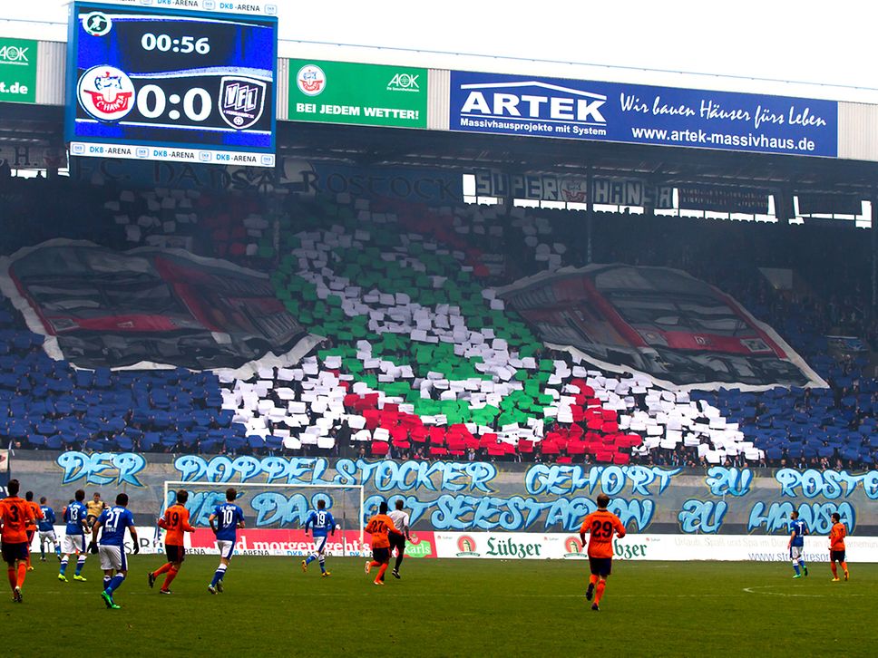 Fans im Ostsee-Stadion zeigen eine Grafik zu den S-Bahn-Doppelstockzügen