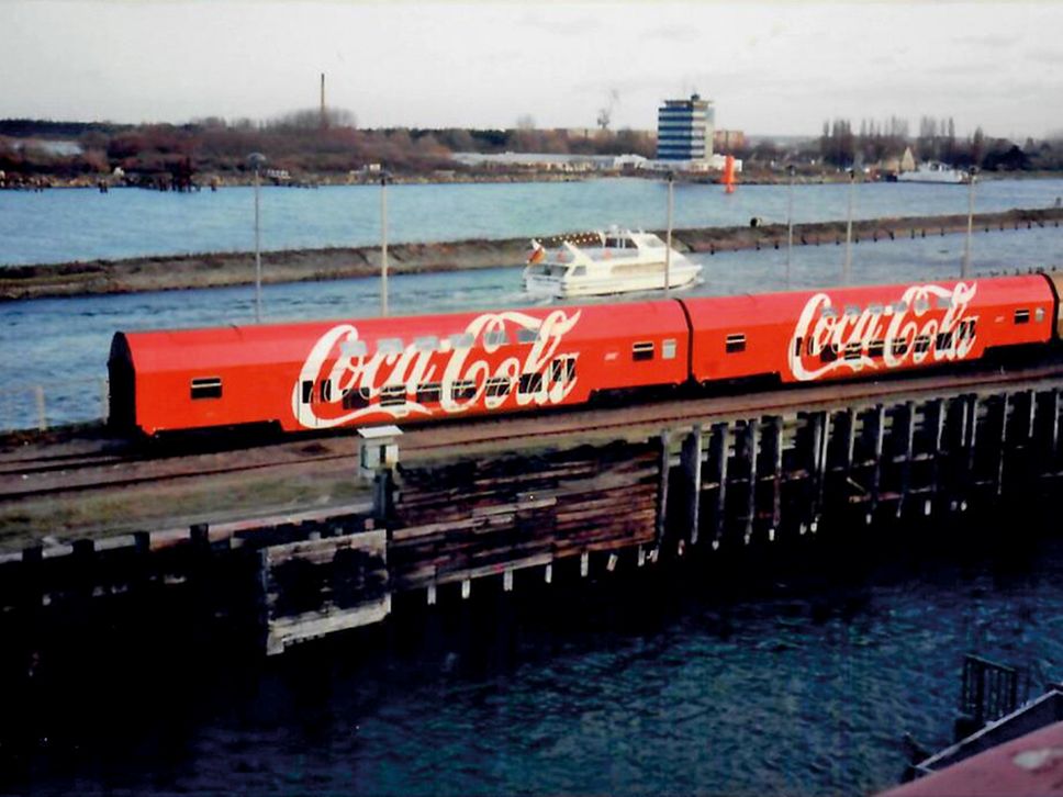 Der Coco-Cola-Zug auf einer Eisenbahn-Brücke