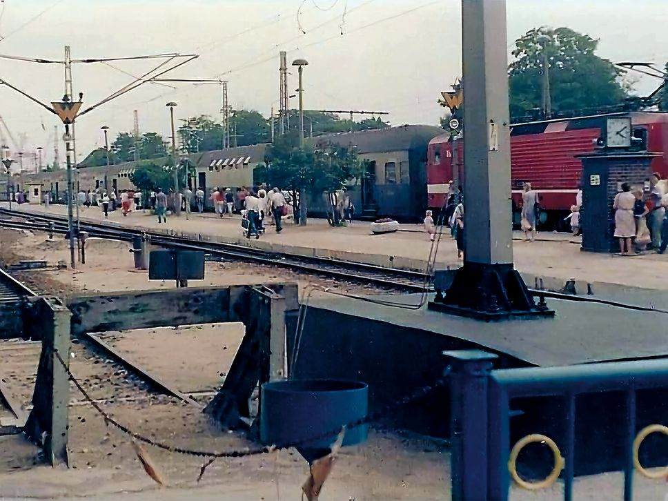 Der Bahnhof Warnemünde im Jahr 1985