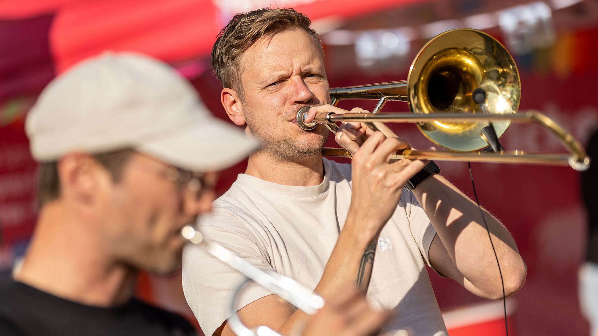 Die Band "Les Bummms Boys" spielt auf zum Tag der Schiene, dem 20.9.2024, in Rostock