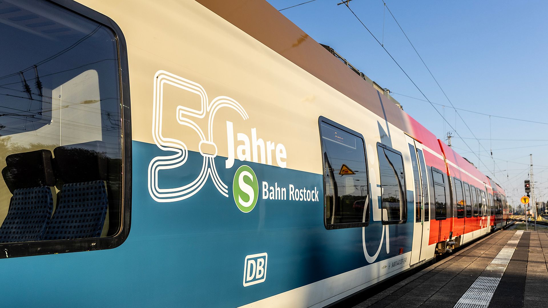 S-Bahn-Zug in der braun-beige-blauen Folierung von 1982