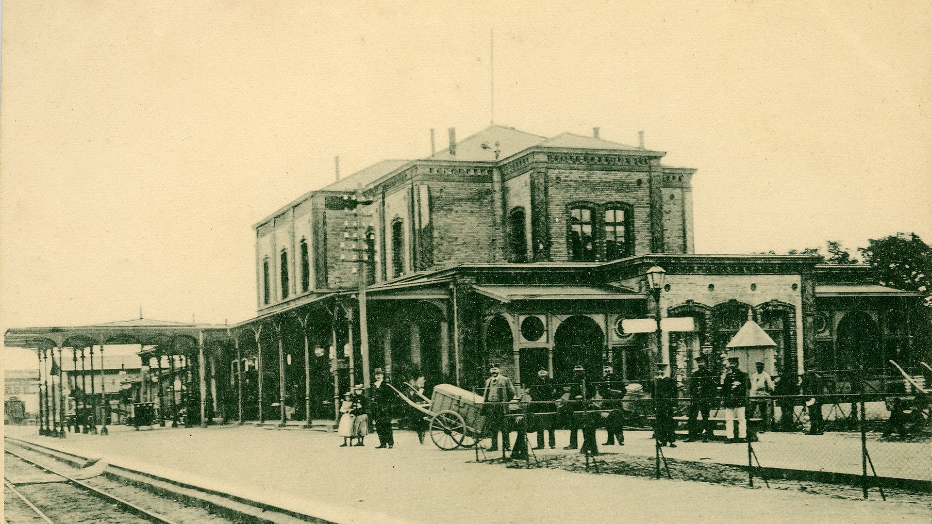 Ansichtskarte vom Bahnhof Neubrandenburg um 1900