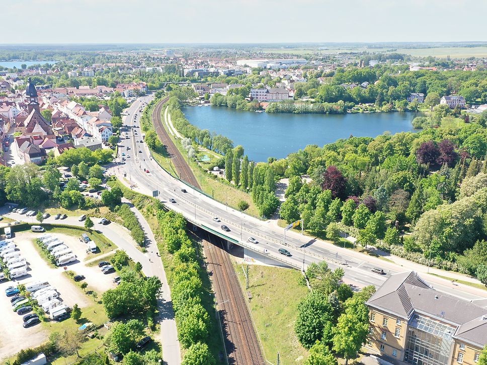 Brücke über die Gleise der Linie RE5/RE50 Richtung Rostock in Waren (Müritz) 