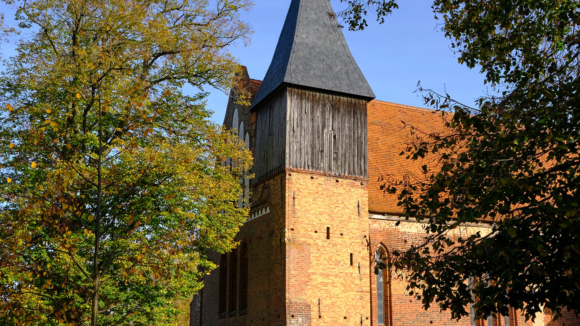 Ansicht des Turms der Klosterkirche Rühn