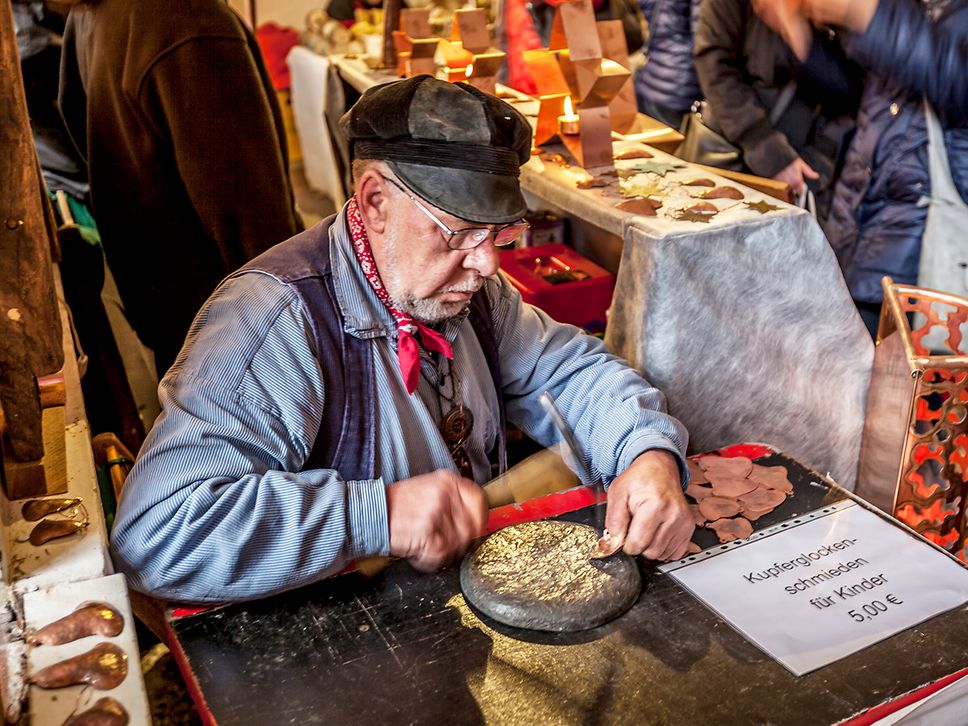 Kunsthandwerker bei einer Vorführung während des Adventsmarktes auf Kloster Rühn