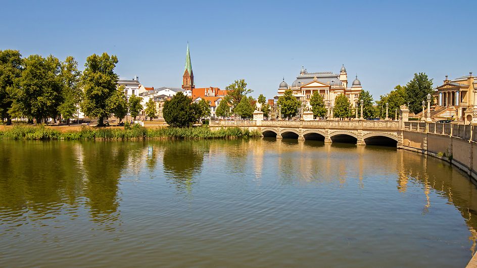 Blick auf Stadtsilhouette von Schwerin mit See im Vordergrund