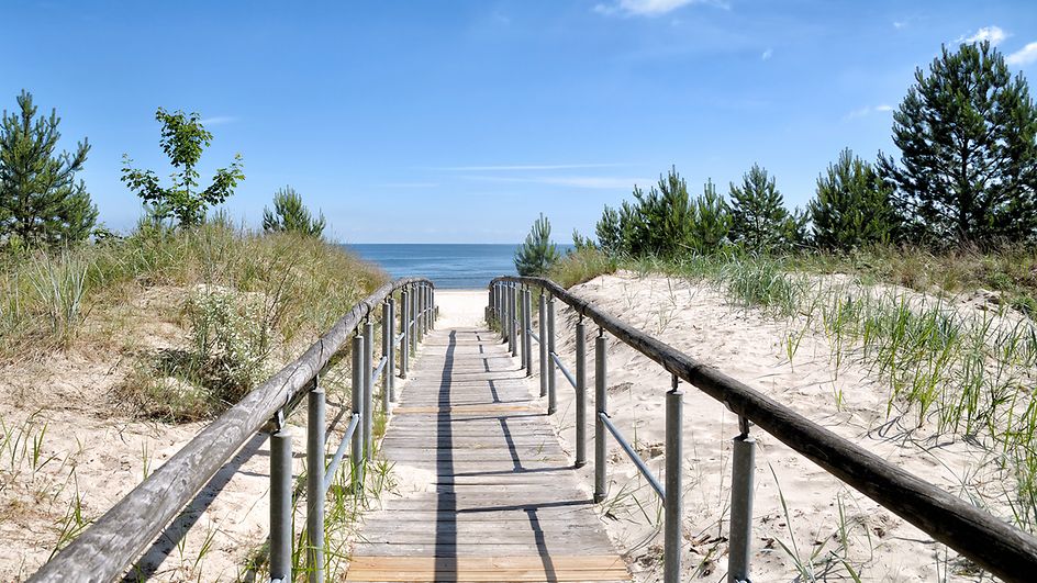 Strandübergang auf Usedom mit Dünen und Blick aufs Meer 